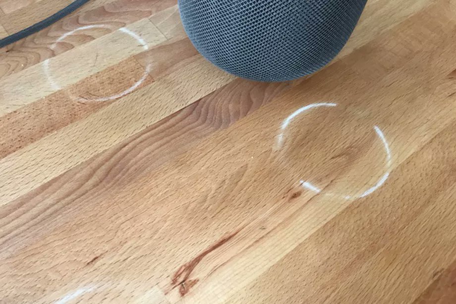 Apple 承认：HomePod 会在木质（桌子、地板等）表面留下白色印子，奇怪的白圈。据说是 HomePod 底座和木质表面发生了反应 https://t.co/9T1j5IGCrW https://t.co/wZHYRPE4PO 1