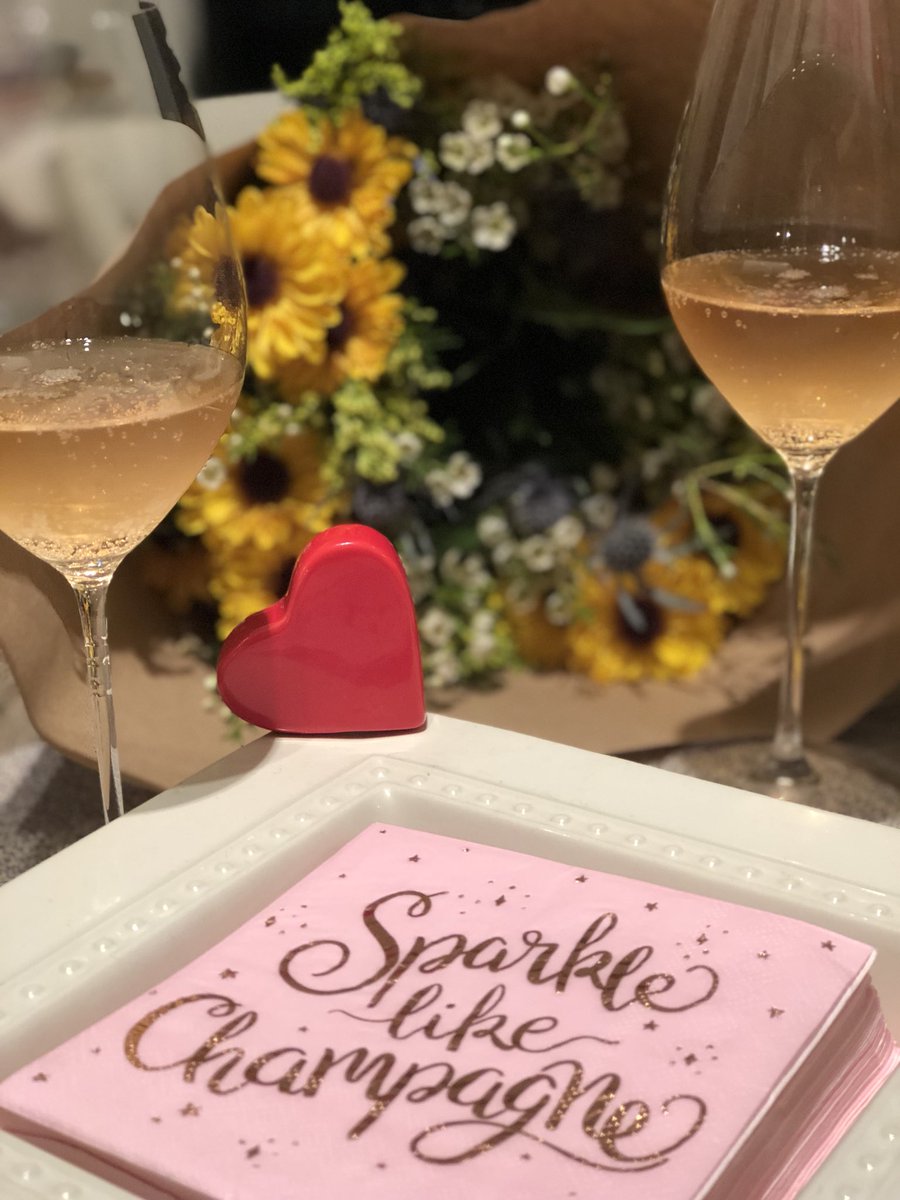 LexysToastWines's tweet photo. Wishing everyone a Happy Valentine’s Day! #brutnature #happyvalentinesday #valentinebubbles #loveyourself  #popfizzclink #lexystoastwines #lexystoast 🥂💕🥂 https://t.co/XhbdTqVV01