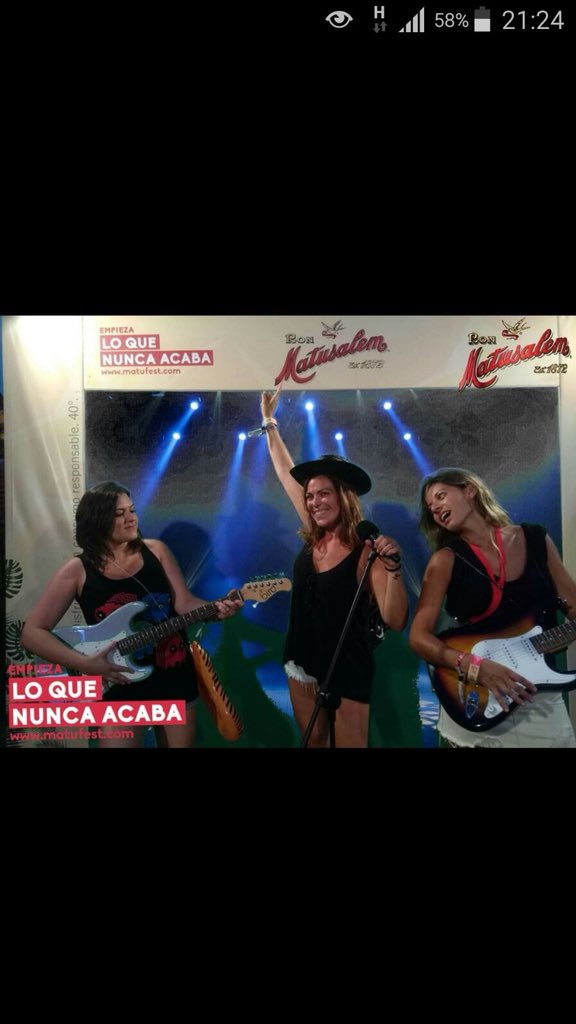 Trollenncia's tweet photo. @LowFestival Amor por el @lowfestival también, pero sobre todo por mis amigas 😍😍😍😍 https://t.co/R4o5KAs6nO
