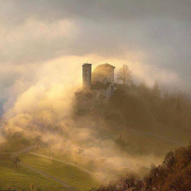 visitlakeiseo's tweet photo. Il fascino delle prealpi! La chiesetta della Madonna del Monte oliveto di Adrara San Martino (BG), vista dalle pendici del monte #Bronzone. • Info: https://t.co/ouEca6IuUw • Foto: @icaro1969 • #visitlakeiseo #theromanticchoice #inlombardia #greenand… https://t.co/oWWZhRIuTV https://t.co/MIpEpu3SiU