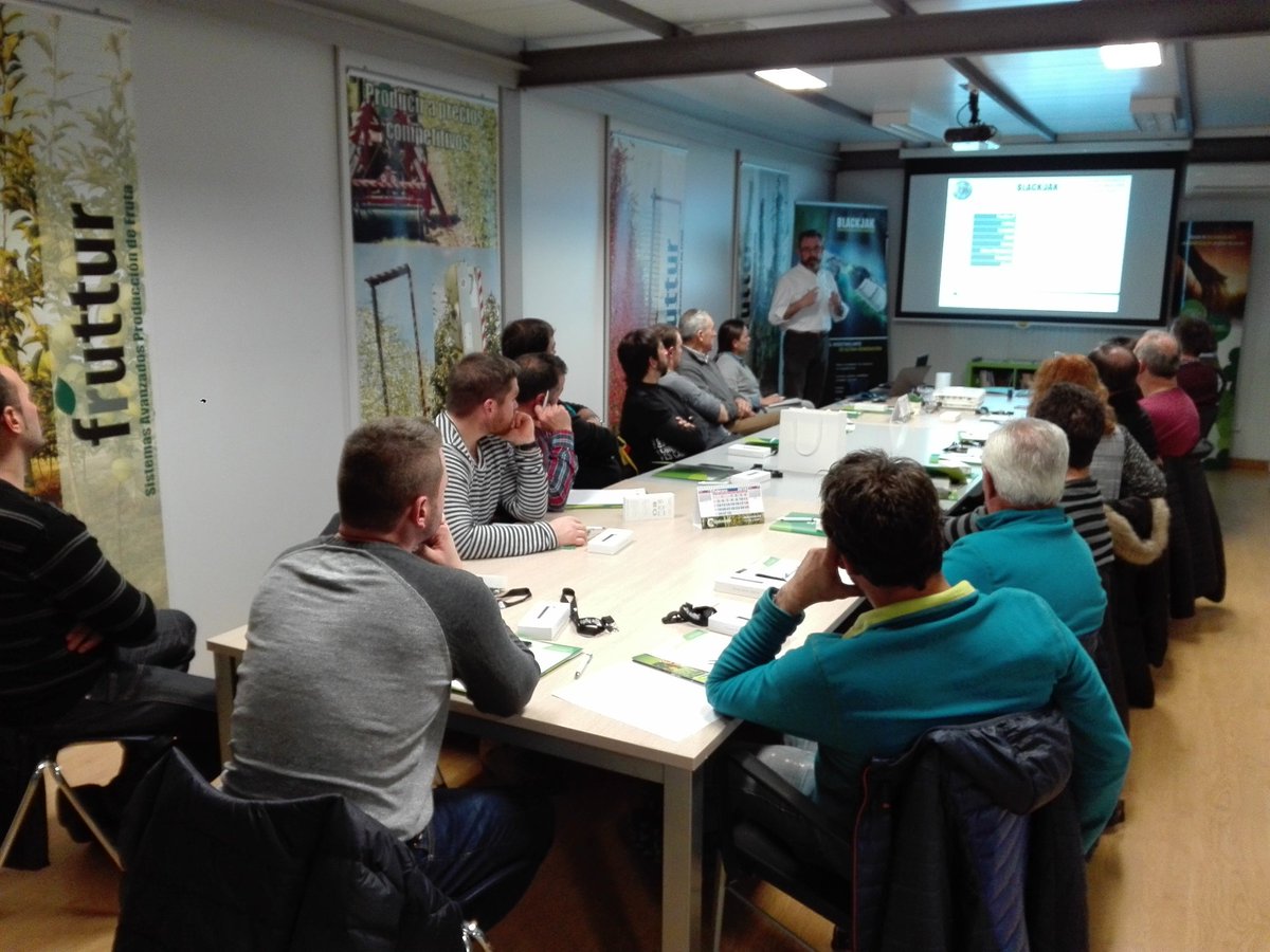 pfernandez1975's tweet photo. 📷📷 Presentación Catalogo @Sipcam_es Nutrientes y Bioestimulantes en frutales de hueso y pepita en Lleida con nuestro distribuidor PhytoLleida  #Efficient #Blackjak #Perfectose #LiquiKexpress #StiloHydro #TonofolMG 🍏🍎🍐🍑💪💪 https://t.co/cfg4wDFlin