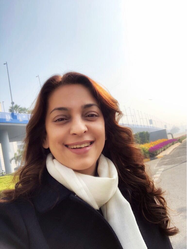 iam_juhi's tweet photo. Delhi airport bursting with colorful flowers 💕💛💚💐🌻 https://t.co/Gpd8sJUkr3