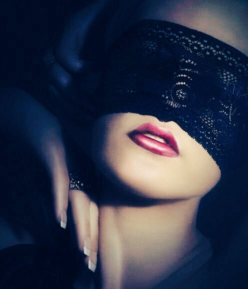 إياكي أن تبتسمي في وجه
الأحزان فتعشقك
إنما بين طيات الروح خبيئيها
سياتي يوماتنتهي فيه الأوجاع
حينها على شفاهك أرسميها

#مملكة_القيصر
#بيت_القيثارة
#عشق_القيثارة
#حب_القيثارة
#الحرف_الادبي
#حروف_الجنتين
#منبر_القلم
#أناقة_الياسمين
#بيت_الأبجدية
#الحرف_المعتق
#رضاب_الحرف
#أصالة_حرف