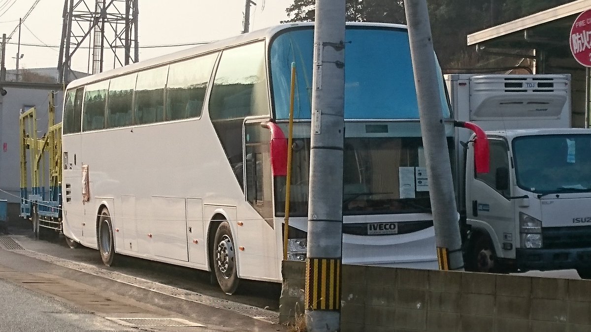 VARIS_SENDAI's tweet photo. IVECO Eurorider
IVECOの車体に台湾での架装が行われた車両。しばらく放置されているのか汚れが目立ちます。
貼られているロープより内側が私有地、またバスの周りにトラックが止められているためこの角度からの撮影が限界です。ナンバーもついていない状態でした。 https://t.co/y4dMtpy3Dw