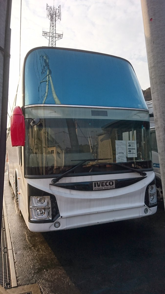 VARIS_SENDAI's tweet photo. IVECO Eurorider
IVECOの車体に台湾での架装が行われた車両。しばらく放置されているのか汚れが目立ちます。
貼られているロープより内側が私有地、またバスの周りにトラックが止められているためこの角度からの撮影が限界です。ナンバーもついていない状態でした。 https://t.co/y4dMtpy3Dw