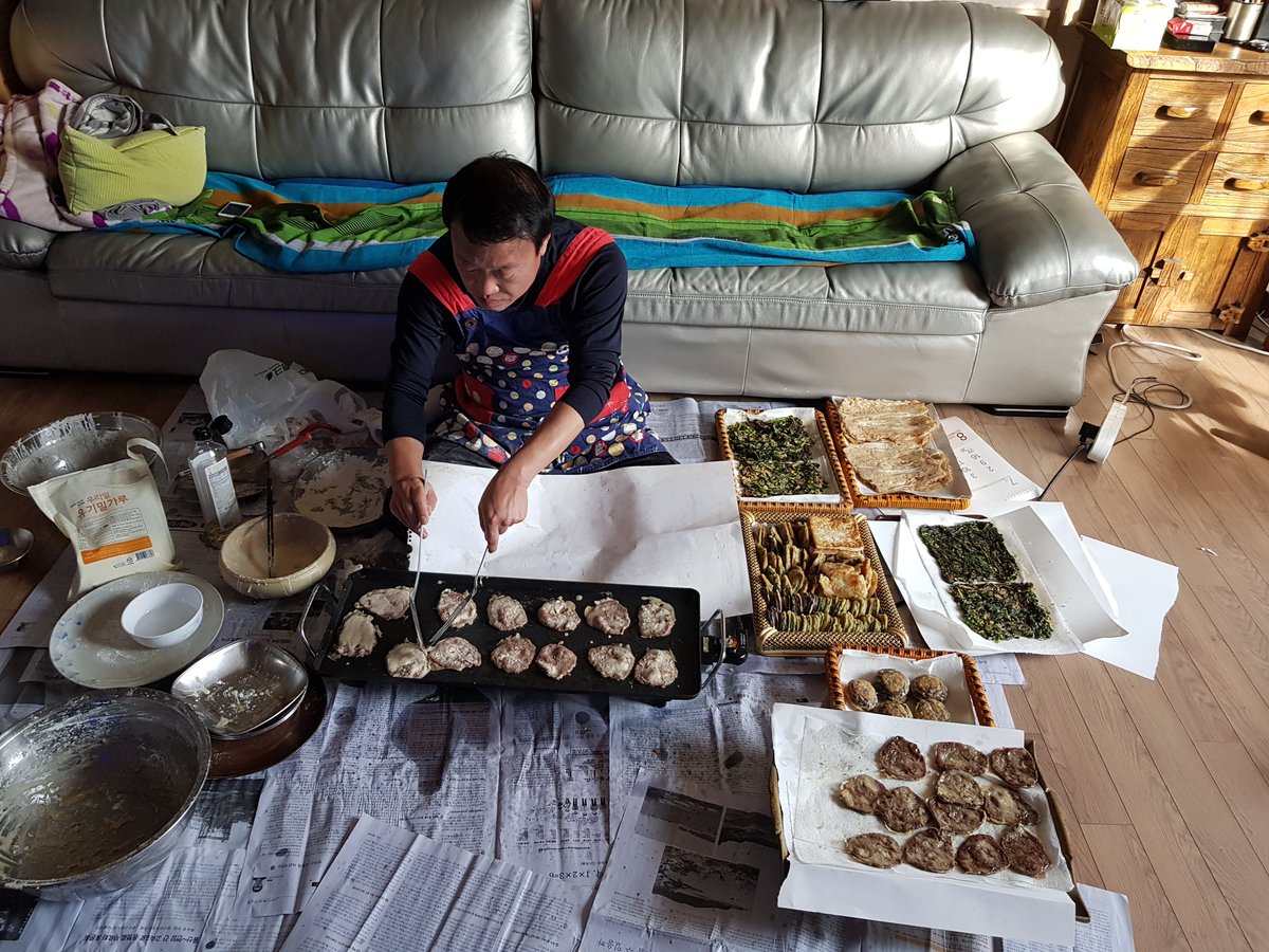 오늘도 전부치기에 수고하시는 이땅의 많은 여성들과 역간의 남성들에게 뜨거운 동지애를 전합니다~