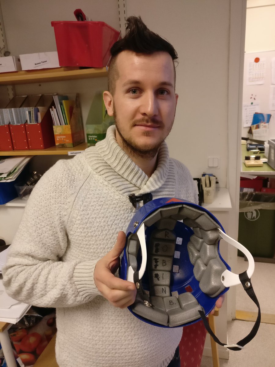 Vår vaktmästare Robin gick på skolan för 20 år sedan. Idag när han städade ur källaren, inför renoveringen i höst, så hittade han sin kvarglömda hjälm #nyaskm2020