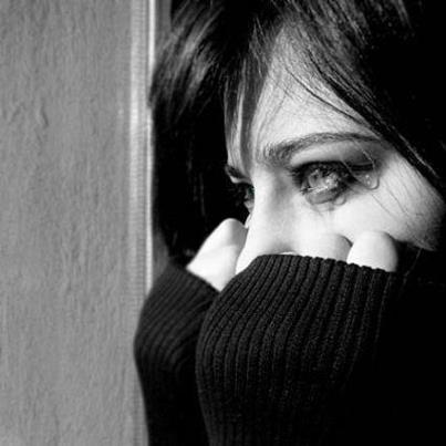 أشعر بتلك الرغبة الملحة فى سفر طويل
 ابتعد به عن كل شىء

 أجمع ما تبقى من بقايا أحلامى المبعثرة على أرصفة الانتظار وأرحل ؟