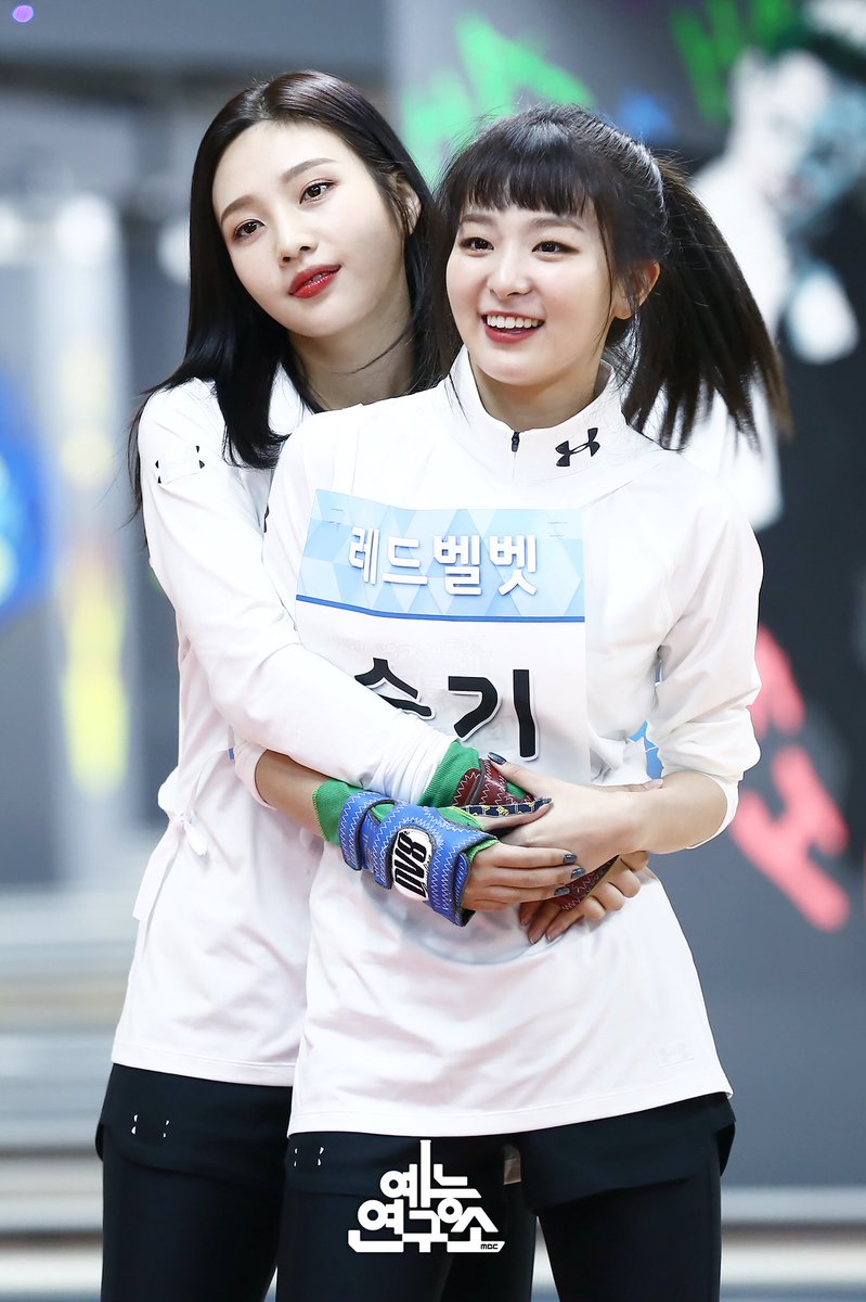 MBC_entertain's tweet photo. 한 번 내기를 해볼까 레벨 경기 퍼펙트 게임이라고~💛💚
#2018아육대 #아육대 #볼링 #레드벨벳 @RVsmtown 
잠시 후 5시 10분 1,2부 본방사수! https://t.co/m2lC58AnXQ
