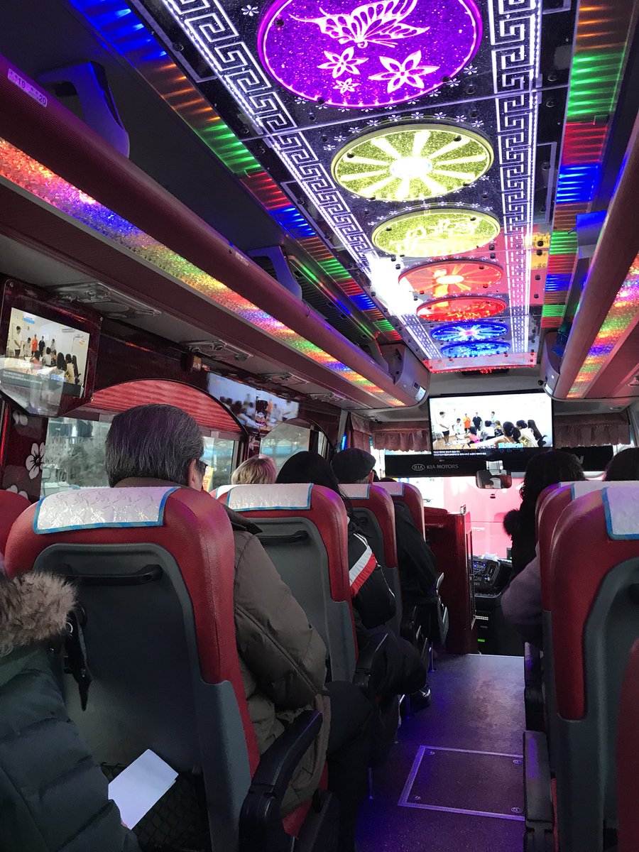 りんりん Na Tviteru T22アイスアリーナ行きのシャトルバスに乗ったら 内装がすごい デコトラ