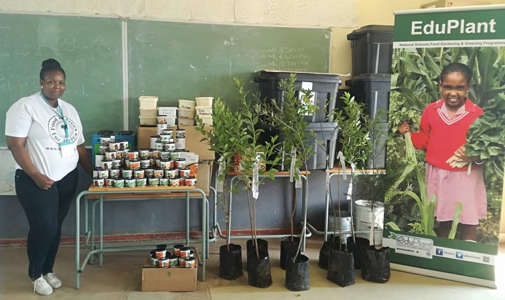 eduplantza's tweet photo. Cluster Workshop No. 4 was hosted at Tienbank Senior Primary School in Sterkspruit, Eastern Cape. EduPlant Facilitator, Heather taught plant propagation to all who attended. #EduPlant #FutureFarmers #GrowYourOwn #Competition2018 https://t.co/1S1ekxz8zx