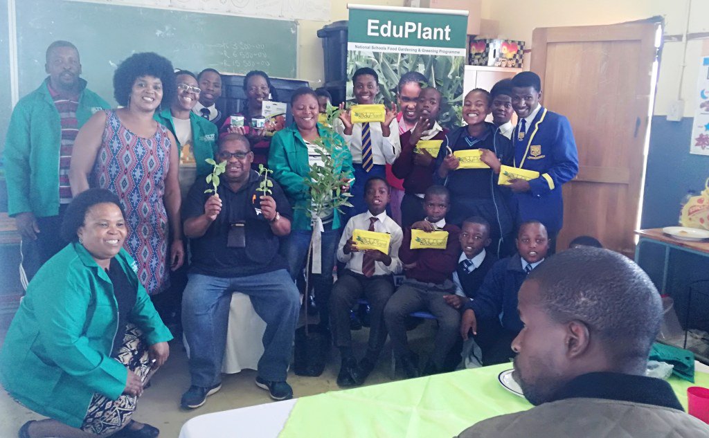 eduplantza's tweet photo. Cluster Workshop No. 4 was hosted at Tienbank Senior Primary School in Sterkspruit, Eastern Cape. EduPlant Facilitator, Heather taught plant propagation to all who attended. #EduPlant #FutureFarmers #GrowYourOwn #Competition2018 https://t.co/1S1ekxz8zx