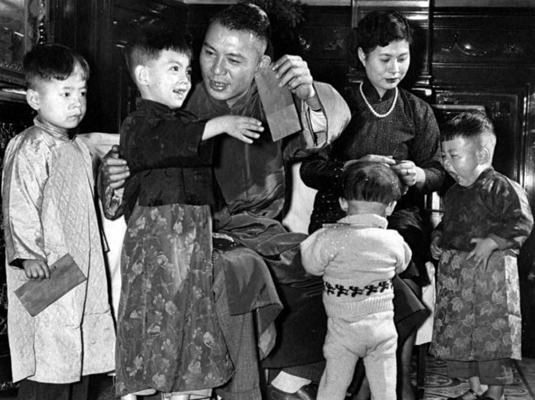tongbingxue's tweet photo. Best wishes to you for the Chinese New Year!
Miss the traditional Spring Festival, photo taken in Taiwan, 1954, by Joseph scherschel, Life magazine. https://t.co/gL7o0rsoku