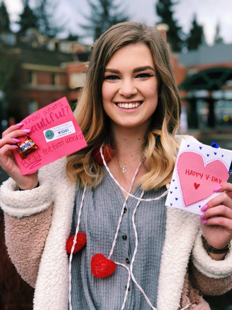 UOSMHA's tweet photo. We hope you all had a wonderful day today #uoregon #UOSMHA was happily handing out #ValentinesDay cards we hope you all had a chance to get one! #universityoforegon donβt forget to joins us tomorrow at 6pm in Straub as we welcome the UOPD! #callmeaDuck #howDuckslive https://t.co/uh64RS68w7