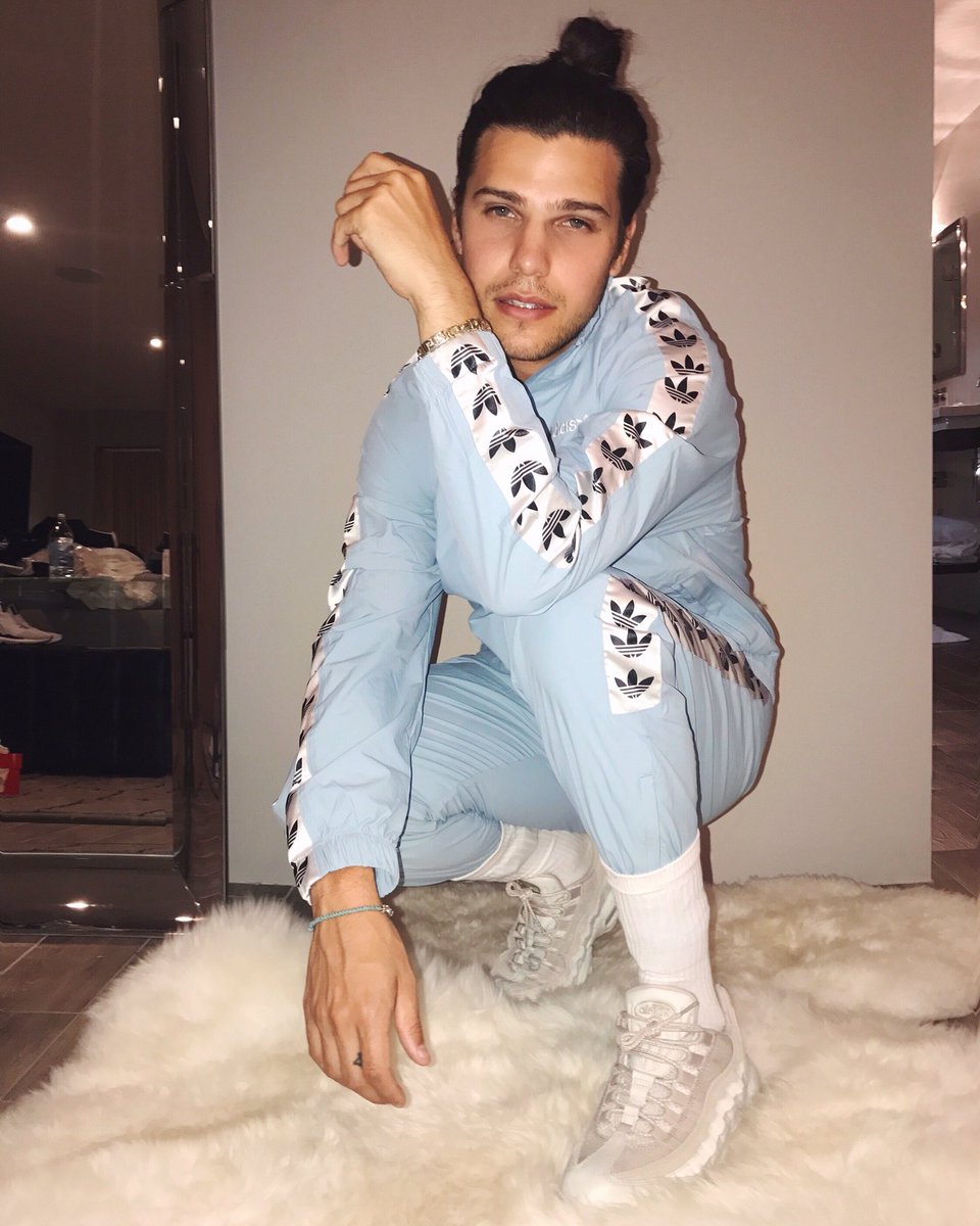 Alex Andre (@alexdvbbs) on Twitter photo 