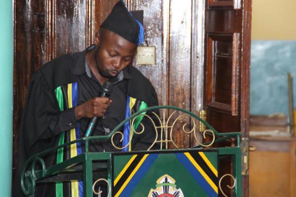 swahilitimes's tweet photo. Naibu Meya wa Manispaa ya Iringa, Dady Igogo amejiuzulu wadhifa wake na kueleza kwamba ataendelea kubaki kuwa diwani wa kawaida.

Mstahiki Meya wa Manispaa hiyo, Alex kimbe amekiri kupokea barua yake kujiuzulu, japo haijaeleza sababu halisi ya kuchukua uamuzi huo. https://t.co/nAUMrQyFoY