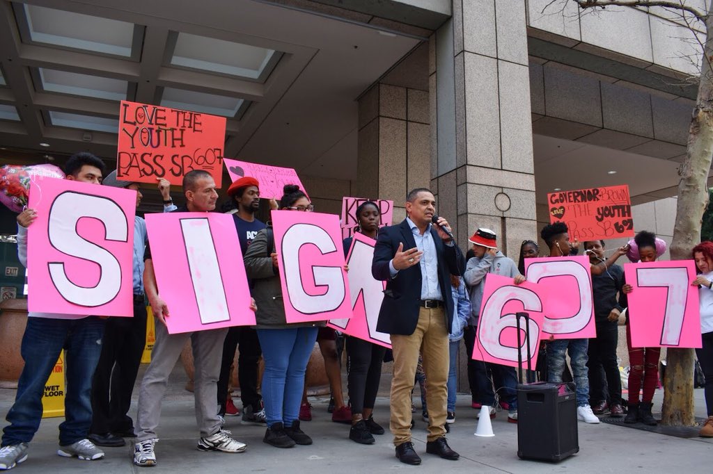 DrKnuckyEsq's tweet photo. Roses are red, violets are blue. I should be out looking for a bae, but I’m outchea for the #ACLU! Fighting for #SB607 on VDay. Morning action with @YouthJusticeLA in the AM, evening action @ICSEastLA in the PM. #LoveTheYouth cuz we want #SchoolsNotPrisons #ACLUSoCal https://t.co/FCelbBgPPo
