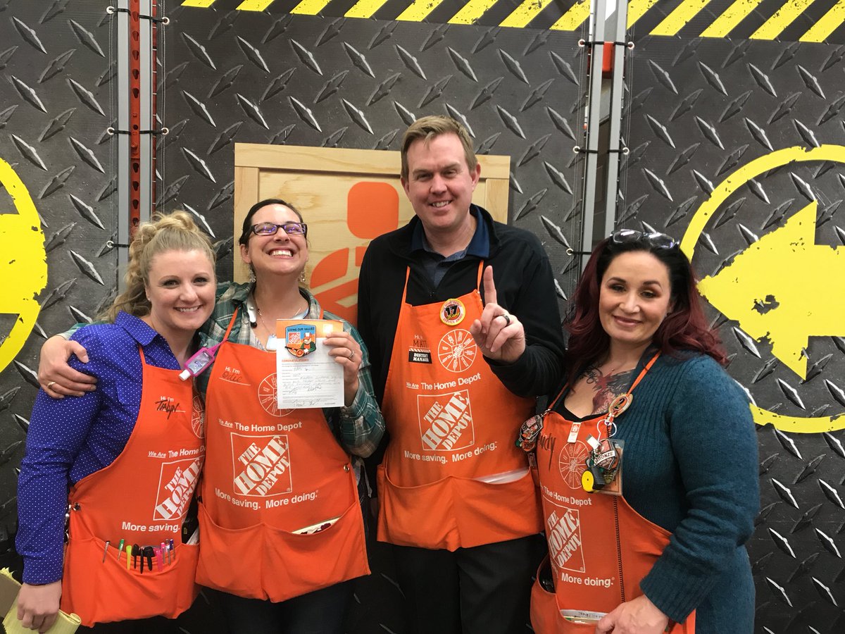 BlayneHuss's tweet photo. What tremendous attitude from our customer services associate Odelia. I am very blessed to have her as part of the family at 3507, #D94Rocks https://t.co/iE3gyjQygt