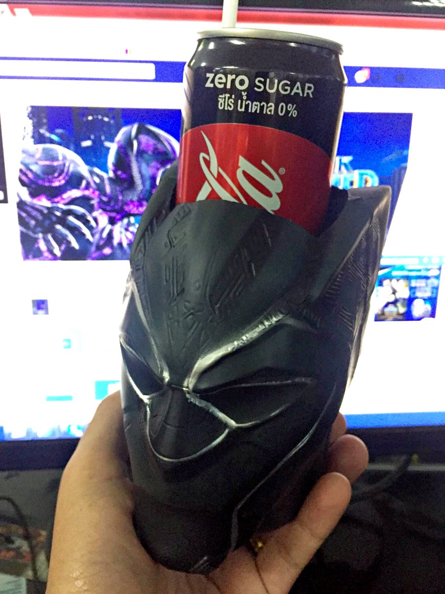 Thookboktor's tweet photo. ดู #BlackPanther ในระบบ MX4D หลังหนังจบจะมีคูปองให้เขียนชื่อ-เลขที่นั่งมาจับฉลากลุ้น Can Holder รูปหัวผ่าบาท แจกรอบละ 1 รางวัล คือจะนกไม่นกคือรู้กันหลังหนังจบทุกรอบ 😂 

⏰ ระยะเวลา 14-18 ก.พ.นี้ 
📽️ โรงหนัง SF ระบบ 4D https://t.co/gPn6UglCjU