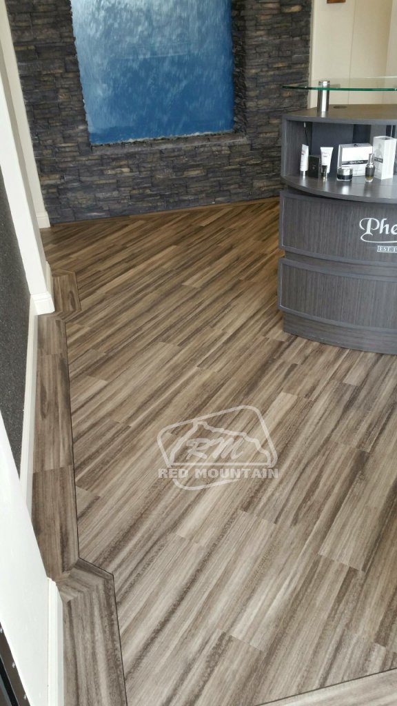 karndeanfitter's tweet photo. @KarndeanFloors #Opus WP322 Canitia looks great in this salon!
#designflooring #designlvt #LVT https://t.co/JusUPCCiU1