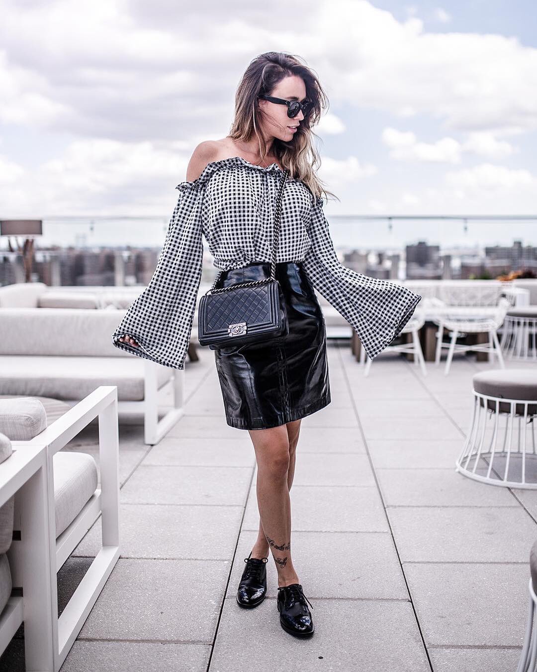 海外ファッションコーデ Clouset No Twitter 18春夏トレンドアイテム ギンガムチェック 海外セレブ やモデルが大注目 爽やかなチェックが春夏ファッションにぴったり ギンガムチェック ギンガムチェックブラウス オフショル カシュクール ボリューム袖