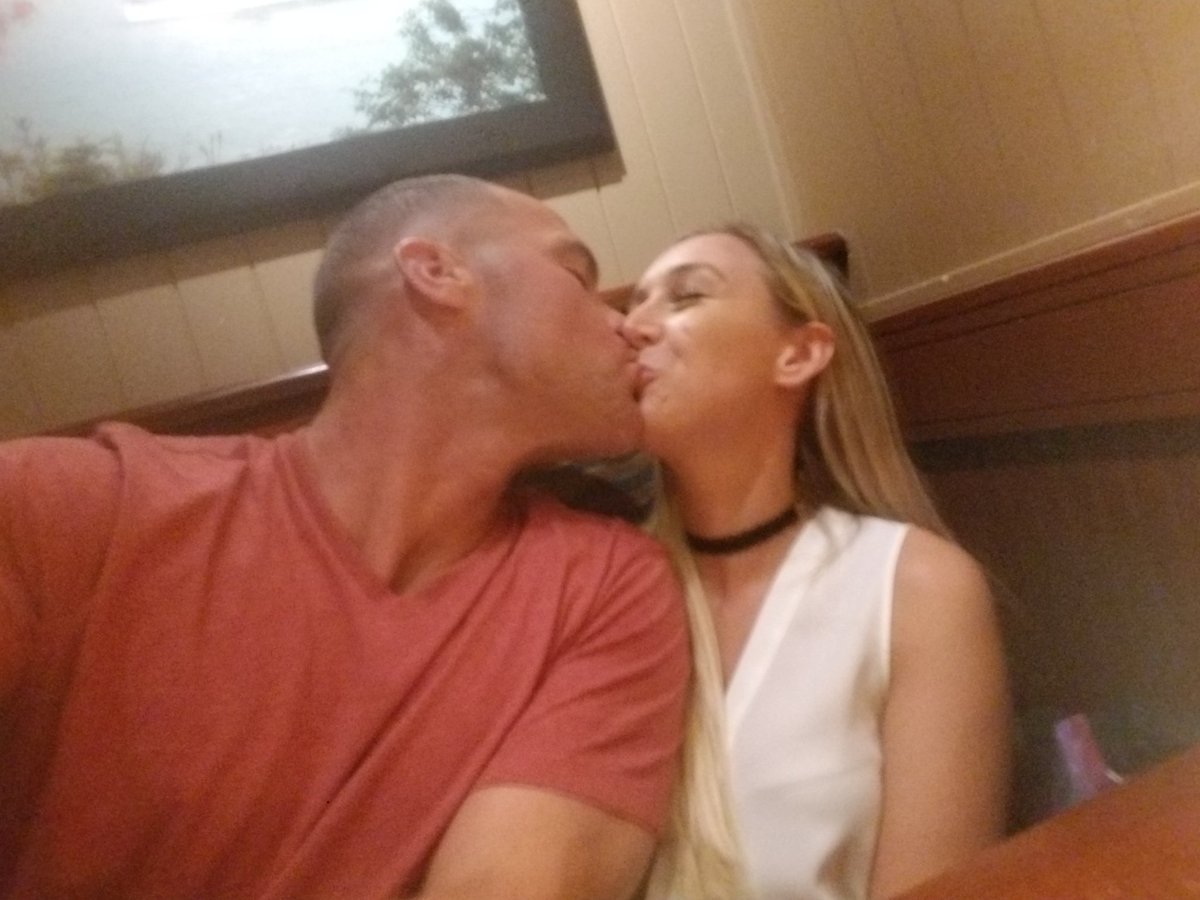weeks617's tweet photo. Valentine's day with my love🐞👪👌 https://t.co/upVNOoEEo5