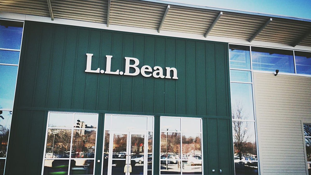 FastCompany's tweet image. L.L. Bean just got sued by an angry customer for ditching its amazing returns policy buff.ly/2F33lIT
