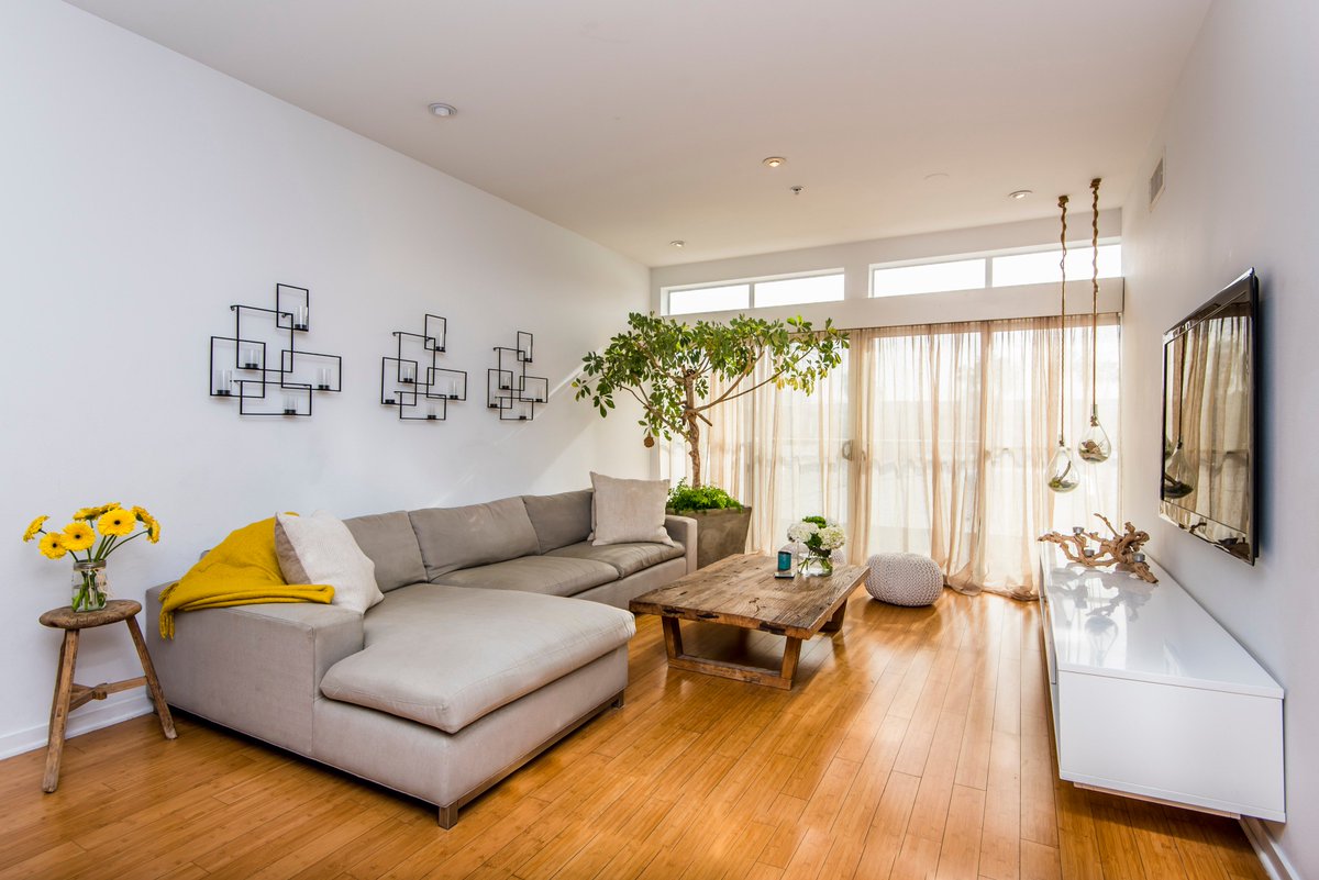 gibsonintl's tweet image. Set in the heart of the #MarinaArtsDistrict –– home to endless options for food, fun, and entertainment –– your loft-like turnkey condo has every #datenight #onlock.

If Cupid's caught you, schedule a showing with The Heather Group! gibsonintl.co/2ButeS8