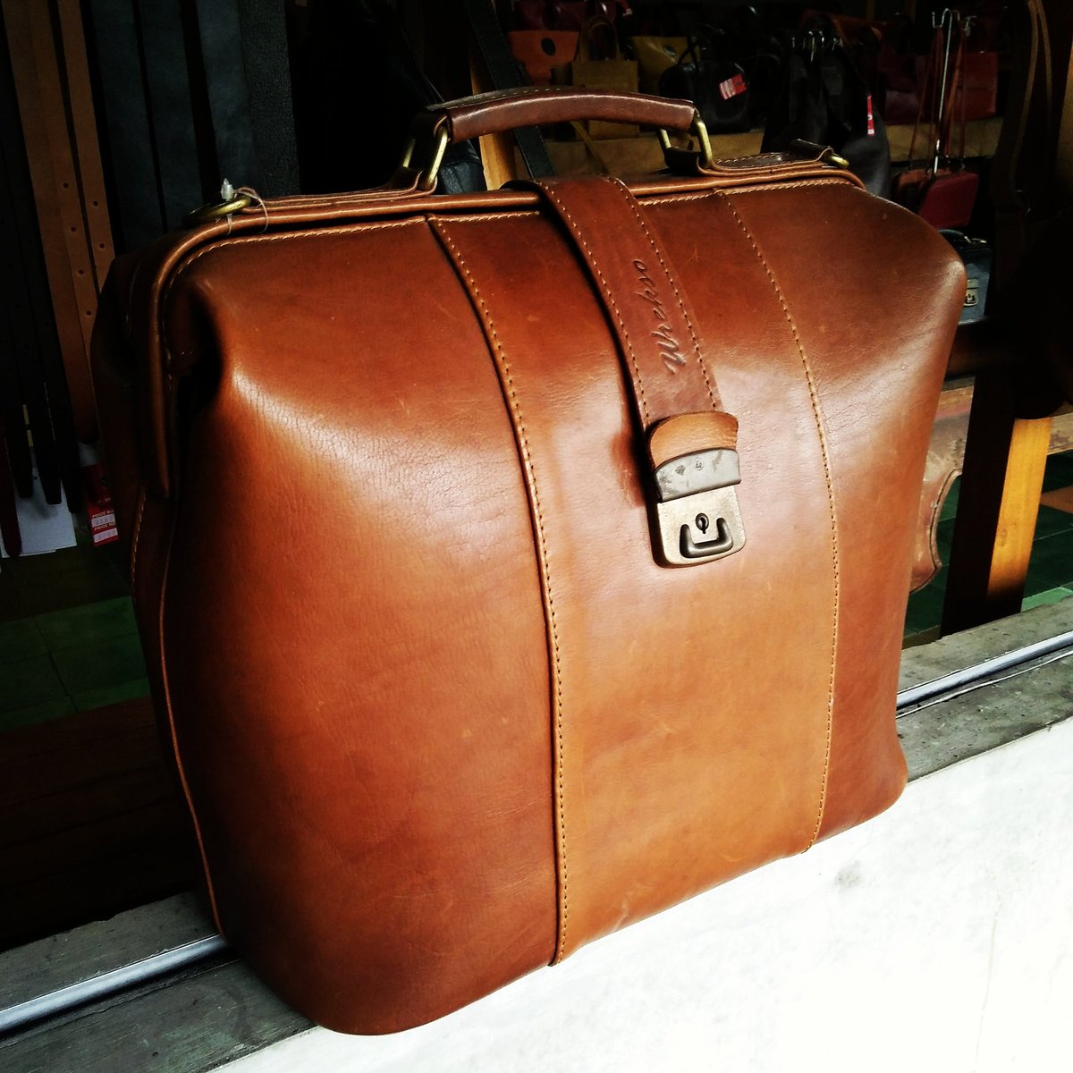 WreksoLeather's tweet photo. #wrekso #doctorbag #large #vegtaneather #sosrowijayan #jogja #indonesia https://t.co/FLjFuayT2X