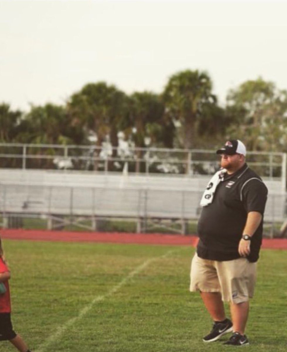 Gianni_Versace9's tweet photo. Rather than sharing details of the shooter, I choose to HONOR the bravery of HEROS like a Football Coach &amp; security guard Aaron Feis. He stepped in front of students as shots were being fired. He took multiple bullets and later died. Aaron Fies, YOU ARE A HERO. #PrayforDouglas https://t.co/61kczWKlsG