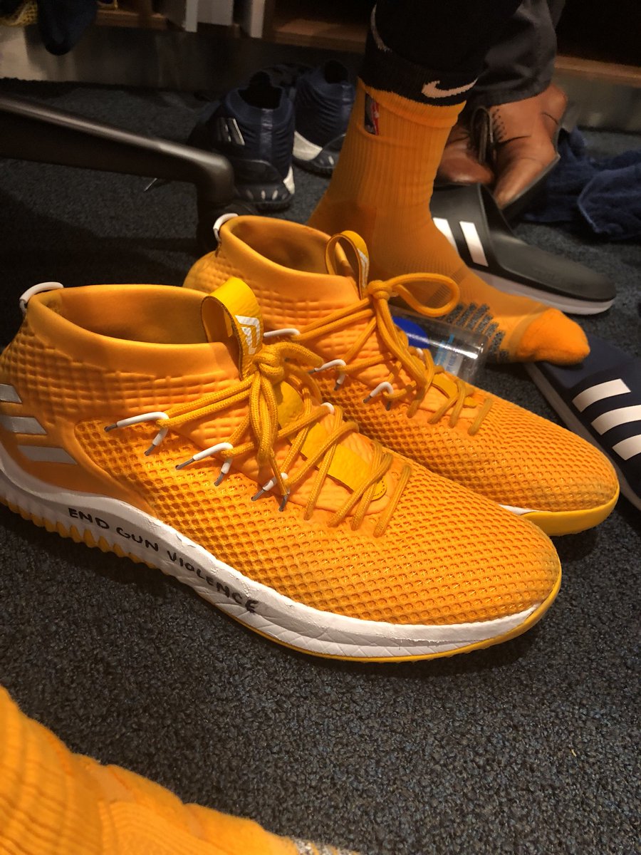 donovan mitchell shoes tonight