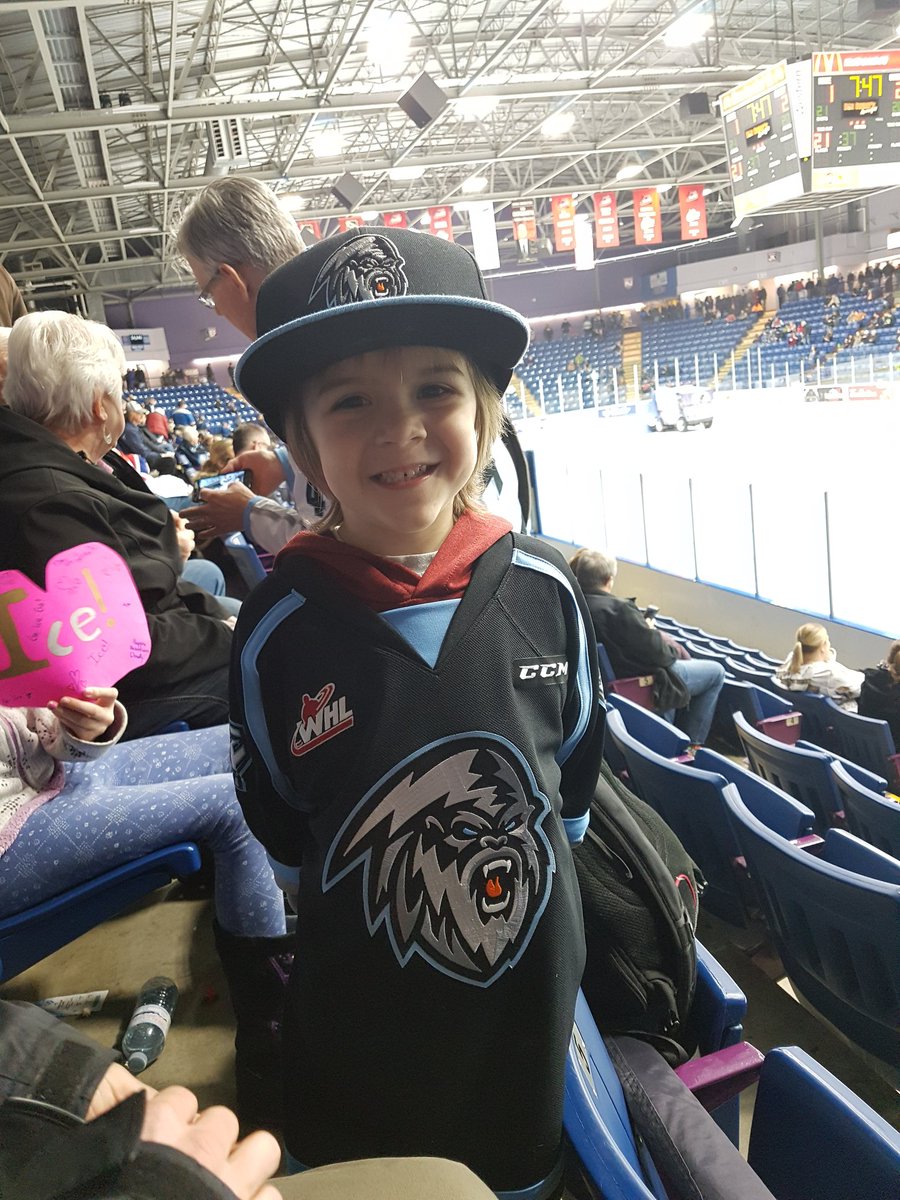Marquisc1979's tweet photo. @WHLKootenayICE @NickBoykiw fits great, thank you! #Icecountry #competeforICE #ValentinesDay #fillitfriday https://t.co/dkMVyuhXUH