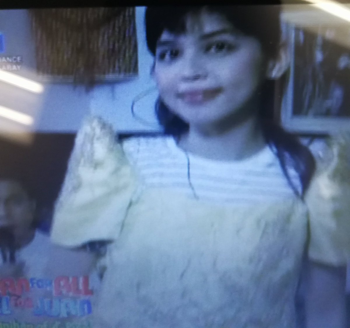 MaineAvenueOfc's tweet photo. 😂😂😂 sinuot na ang gown! 
#MaineMendoza https://t.co/aS9nIv7KNi