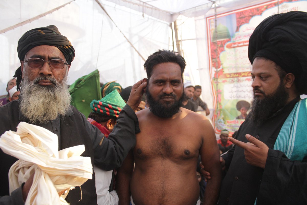 firozeshakir's tweet photo. The Initiation of a Malang at #Makanpur dip in the River Issan named after Jesus offering of strand of hair from head face taking alms from the crowd next namaz and a new name to remain celibate grow dreads .
#MadarriyaSilsila
#inititiation
#malang
#Sufism
Dam Madar Beda Par https://t.co/7ntHvYqBDY