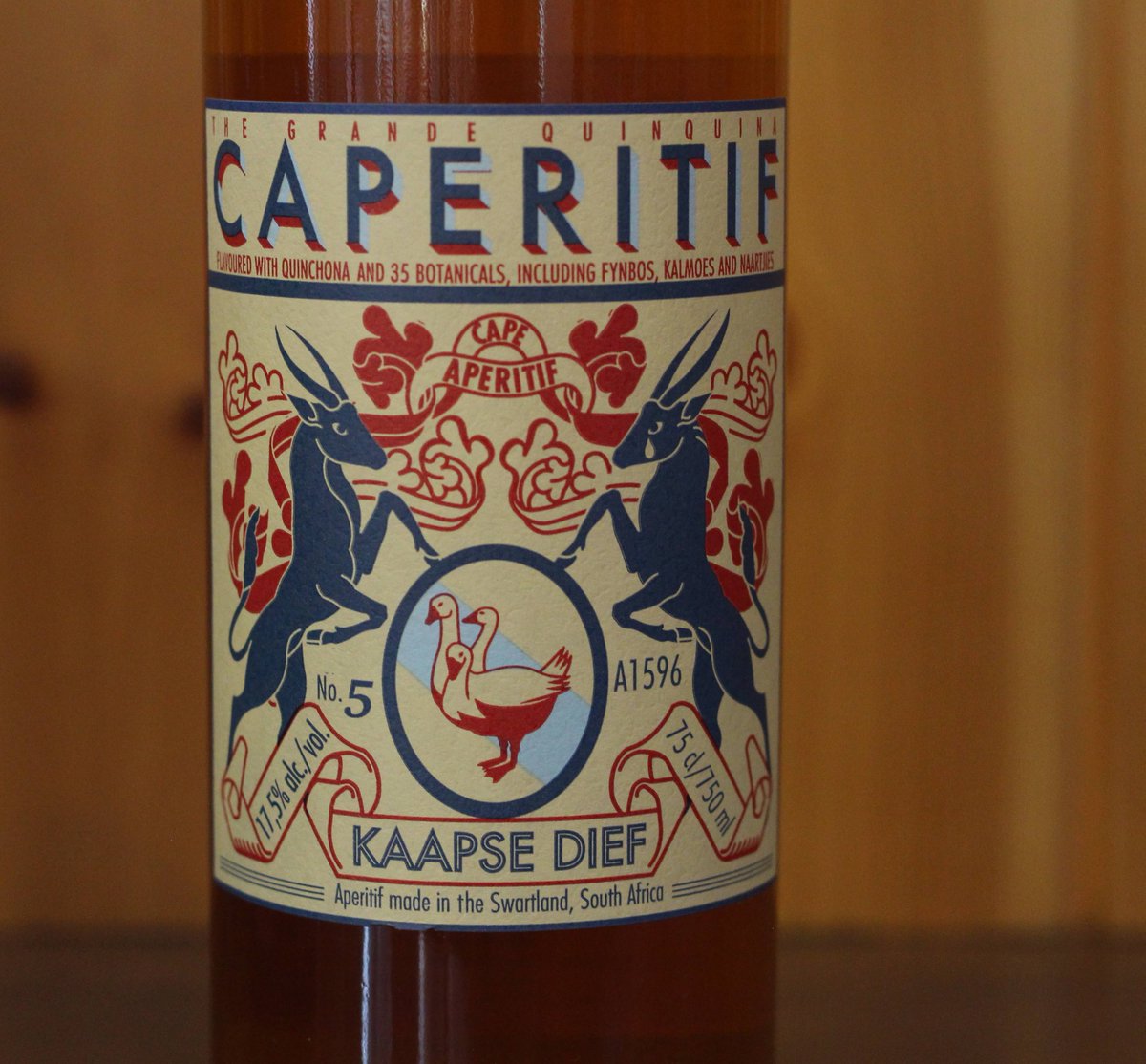 mari_dosu's tweet photo. そして　来月からの　グラスワインリストにもなるコチラ♡
＃caperitif　カペリティフ　シュナンブランベースのベルモット
3月もグラスワインが楽しいことになりそうです(≧▽≦)
＃AABadenhorst　＃入荷情報　＃南アフリカワイン https://t.co/WNnzUCzqPT