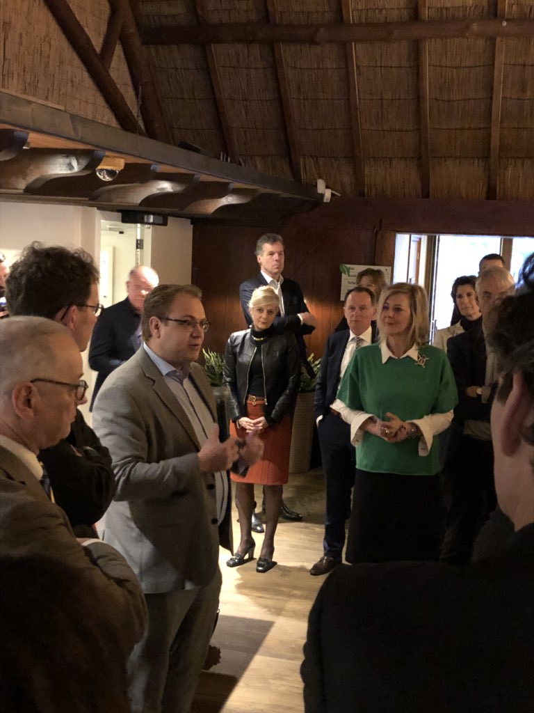 Wethouder <a href="/InevBurgsteden/">Ine van Burgsteden</a> tekent zo namens Arnhem de samenwerkingsovereenkomst #veluweop1 voor toeristische top bestemming. bijzondere stap in samenwerking!