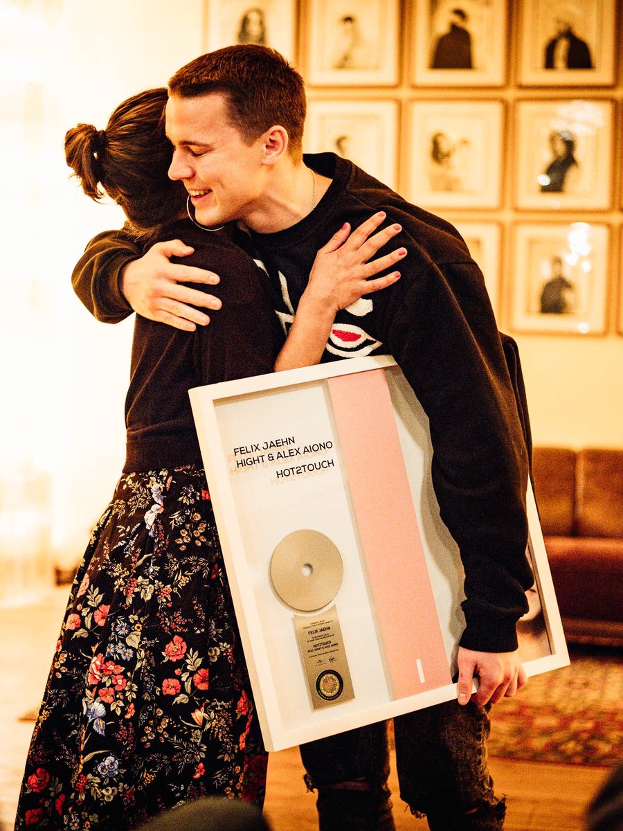 FelixJaehn's tweet photo. Platin fΓΌr #Hot2Touch so kurz vorm Album! DANKE DANKE DANKE! Ich freu mich auf morgen! π https://t.co/5XQu8KCGOI