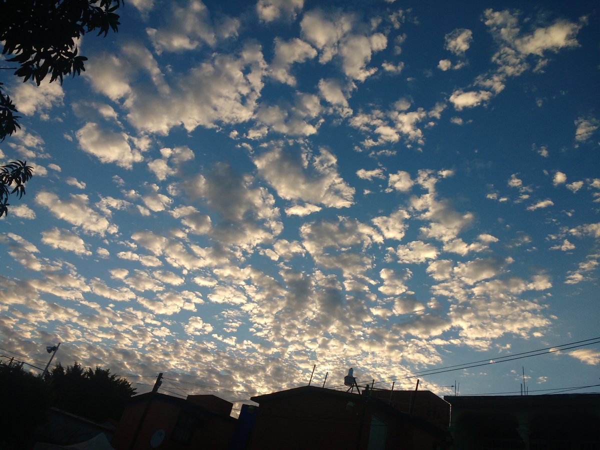 AnotherNoBodyOn's tweet photo. El cielo infinito en un día de #SanValentin2018 #fotografia #nadiemesigue #nikon https://t.co/VslDMm10il
