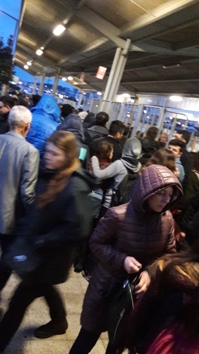 aliyedelibas's tweet photo. Marifetiniz! İnsanlar 3 kuruş geri alicam diye sıralarda sabahn 8inde böyle bekletiyorsunuz bu sistemin vatandaşa ne gibi bi kazancı var? Fiyatları 2 katına çıkartınız!Sistem zaten bok @bskazizkocaoglu @uzunyolunkisasi @TCDDemiryollari @izmirhim @izmirbld #izban #izbandagizlizam https://t.co/Af7Kh3jDOo