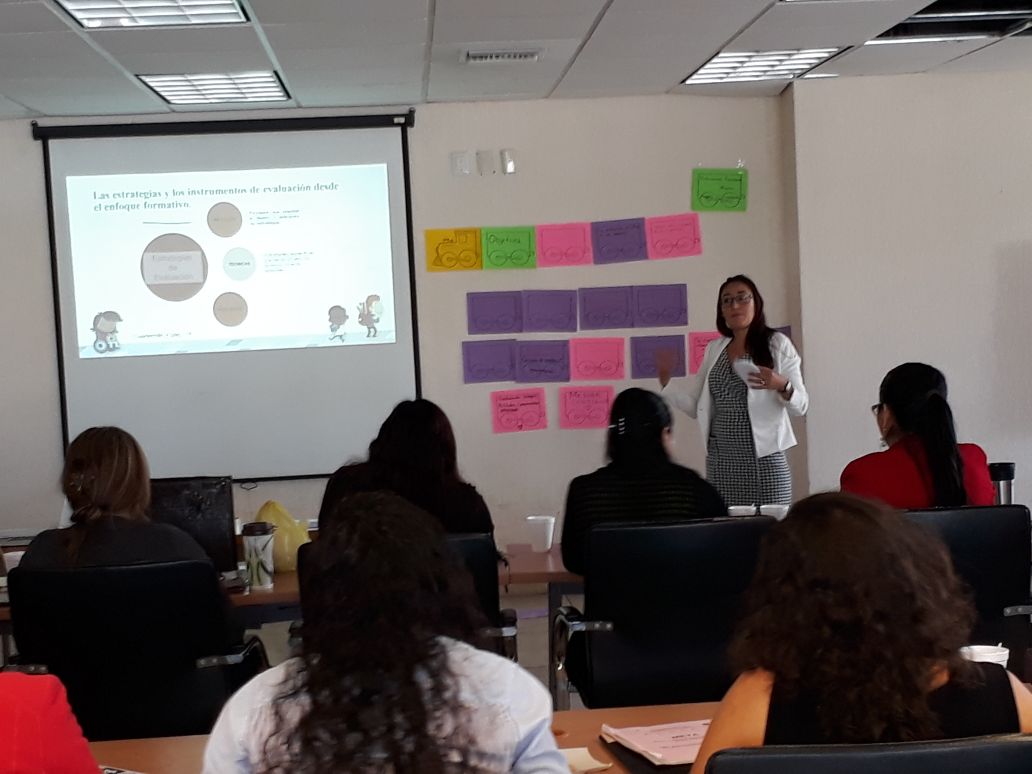 teinny_3's tweet photo. Gracias al liderazgo de la supervisora @dalilacs4 estamos fortaleciendo y construyendo nuevos aprendizajes. Curso-Taller Evaluación Formativa: Técnicas e Instrumentos #SoyZ75 somos un gran equipo  #AtpZ75 Gracias #directorascomprometidas @leomonse99 https://t.co/pTxb5IQN9Z