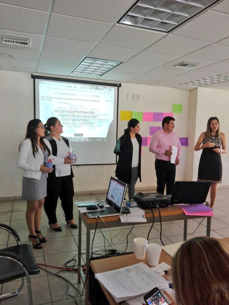 teinny_3's tweet photo. Gracias al liderazgo de la supervisora @dalilacs4 estamos fortaleciendo y construyendo nuevos aprendizajes. Curso-Taller Evaluación Formativa: Técnicas e Instrumentos #SoyZ75 somos un gran equipo  #AtpZ75 Gracias #directorascomprometidas @leomonse99 https://t.co/pTxb5IQN9Z