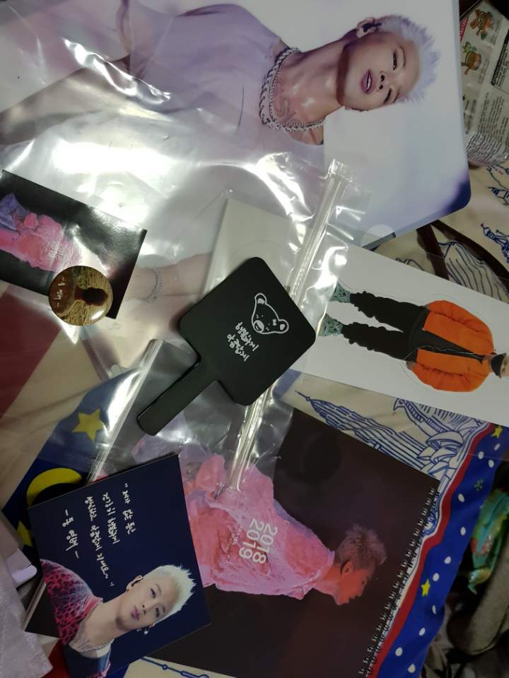 bobochachachips's tweet photo. Best thing came in the mail today! 
I love every single item! 
So high-def and @Realtaeyang looks gorgeous in every shot! #yb518 #youngbae #taeyang https://t.co/WDONsQDkMg