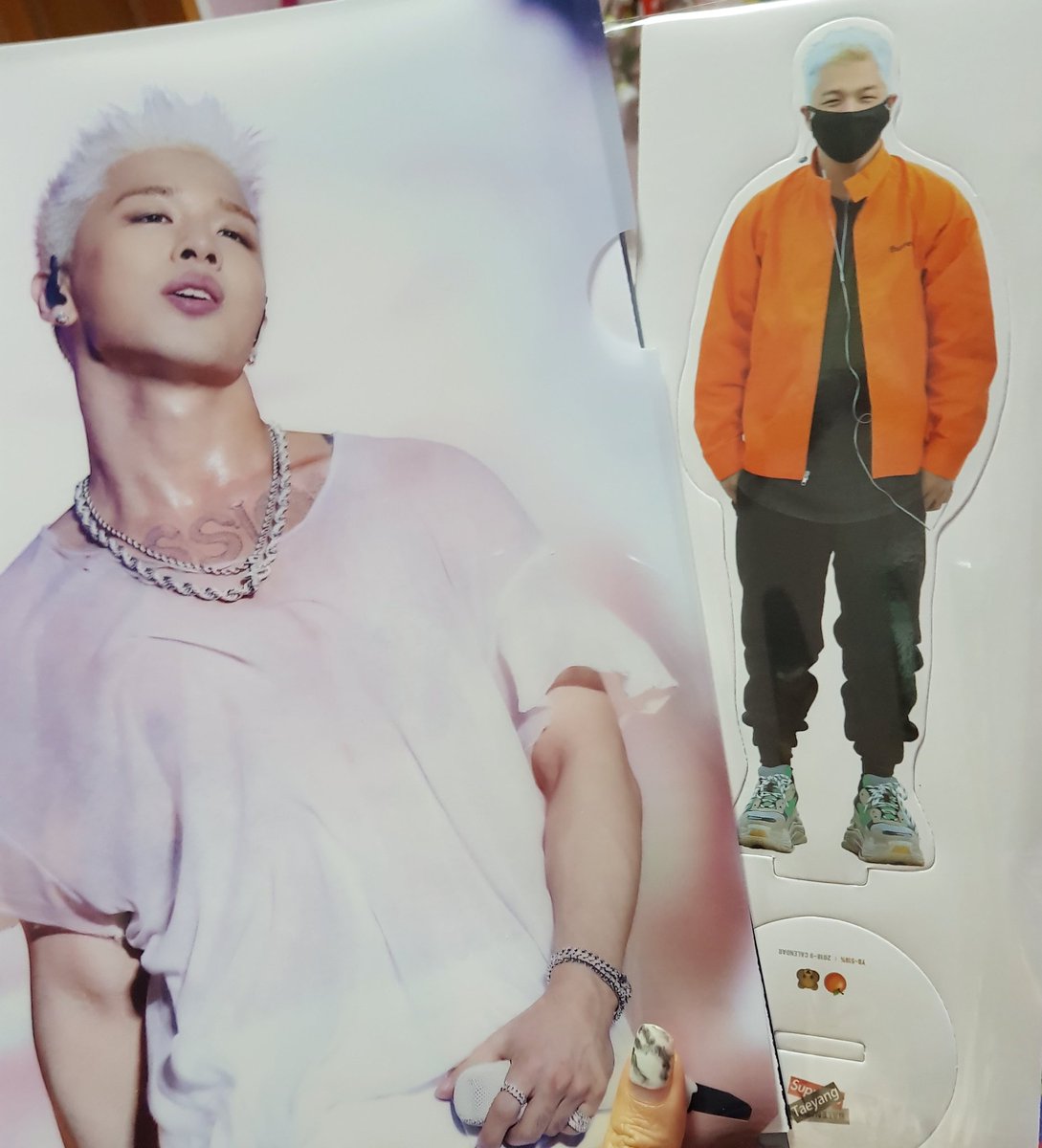 bobochachachips's tweet photo. Sexiest file and the cutest guy standee ever!!!  @Realtaeyang https://t.co/fqI4WjJc54