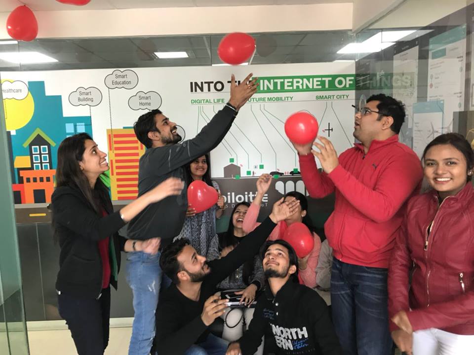 Mobiloitte's tweet photo. Valentines Day Celebration @Mobiloitte
#valentinesday #valentines #valentinstag #valentinesnails #valentines #celebration #organize #event #day #office #joined #love #peace #songs #dance #paperdance #balloons #red #colour https://t.co/mqeaIWVPvl
