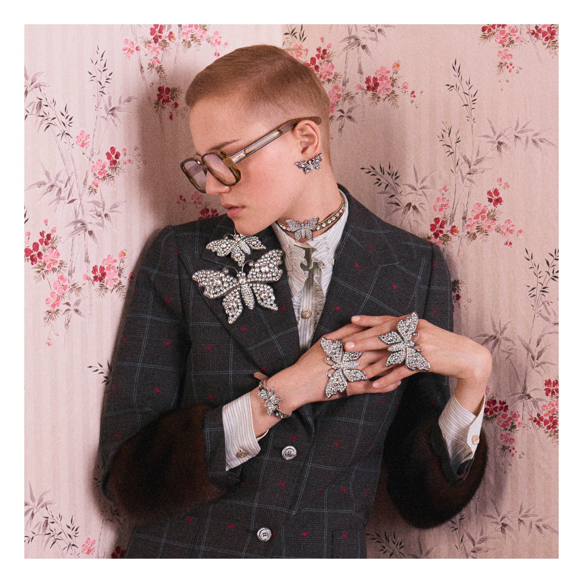 クリスタル スタッズがきらめきを放つブローチ、リング、ブレスレット