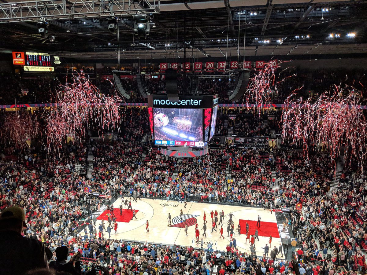 PinwheelEmpire's tweet photo. Streamers!!!! #RipCity https://t.co/gi1vFNEkIc