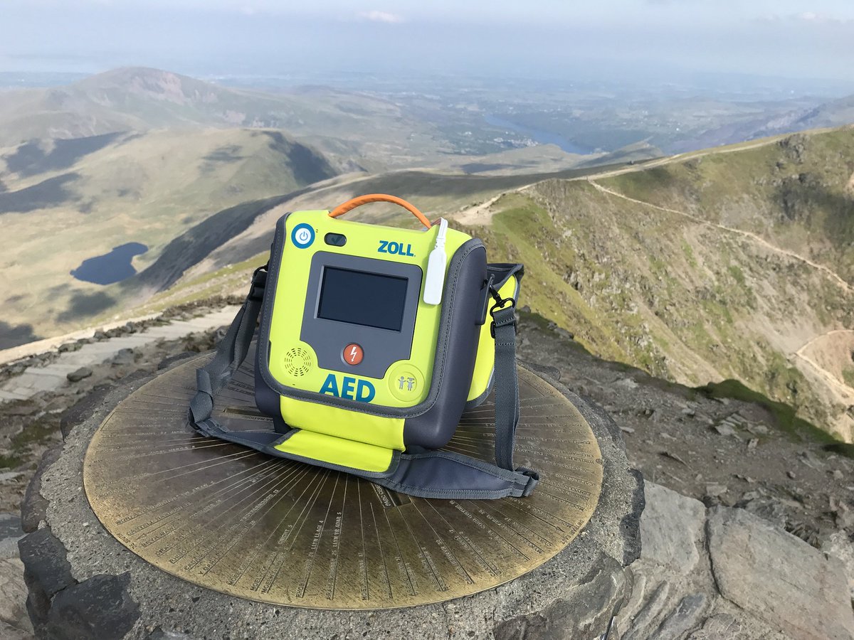 AchubCalon's tweet photo. Dyma #Diffibriliwr uchaf #Cymru. Wedi ei leoli yn #HafodEryri ar gopa'r #Wyddfa.
The highest #defibrillator in #Wales... at the summit of #Snowdon, inside the cafe. #defibuary. https://t.co/raeDM5GDyZ