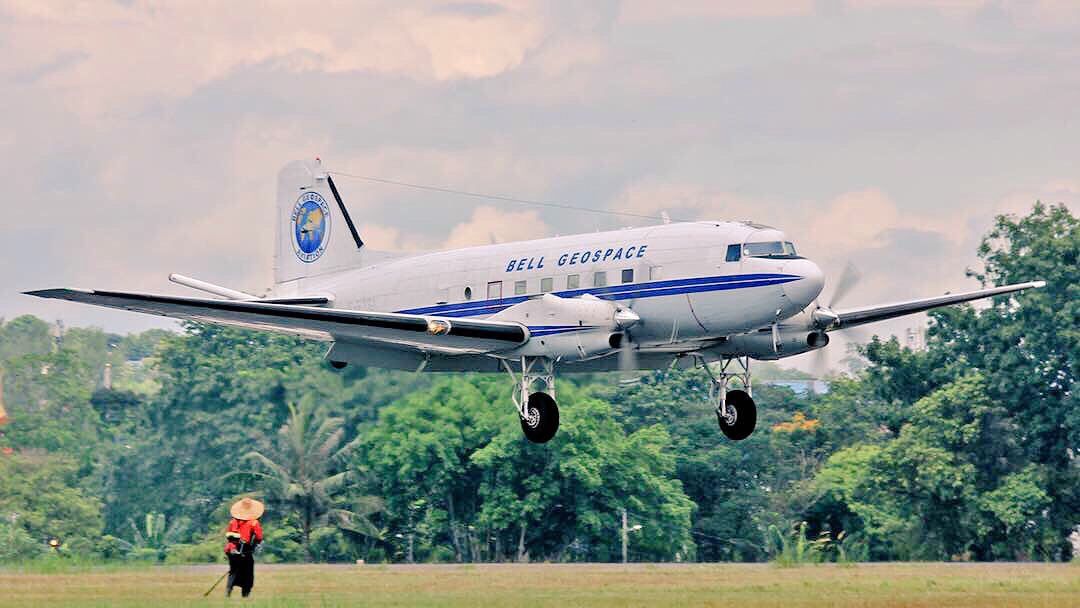MY_Airports's tweet photo. Strawhat uncle brings plane-viewing to a whole new level by watching this Basler BT-67 while doing his job. What a sight! (📸: @malaysiaspotter) #aviation #avgeek #plane #bellgeospace #airport #szb https://t.co/dMhLfmbMHe