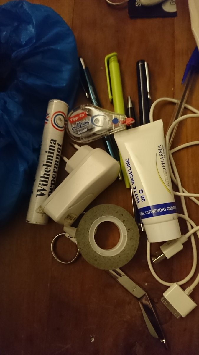 DesireeKersten's tweet photo. Wat sleep ik toch dagelijks een troep mee.
Ff een andere werktas gecreรซerd,zodat die zwarte gemaakt kan worden.Heel veel pennen,latex handschoenen,verbandscharen en uiteraard tubes vaseline...je weet maar nooit wat er op je pad komt nietwaar ๐ #voorbereid #zusterdees #ikkandat๐ https://t.co/NidhaN0Bc1