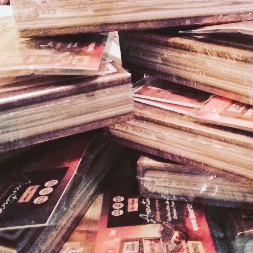 Drybonesgame's tweet photo. Seguimos preparando recompensas y enviando el #juego de #drybonesgame
#aventurero #jocsdetaula #jeuxdecartes #jeuxdetable #cardgames #boardgames #juegosdemesa @verkami https://t.co/4ZtzOowl7D